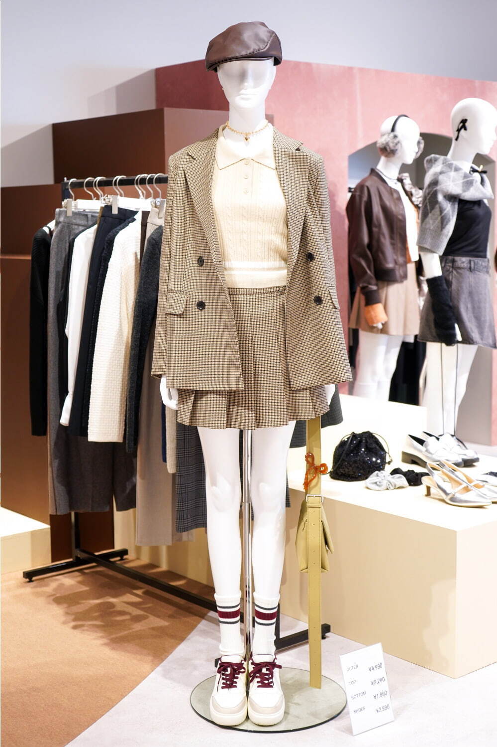 GU24年秋メンズ＆ウィメンズ、太くてすっきりの新定番“バレルパンツ”やコーデュロイの中綿ジャケット｜写真21