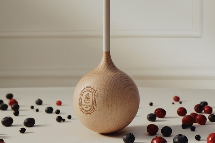 ディプティック“左右に揺れて香りを広げる”球体フォルムの「バランシング ディフューザー」