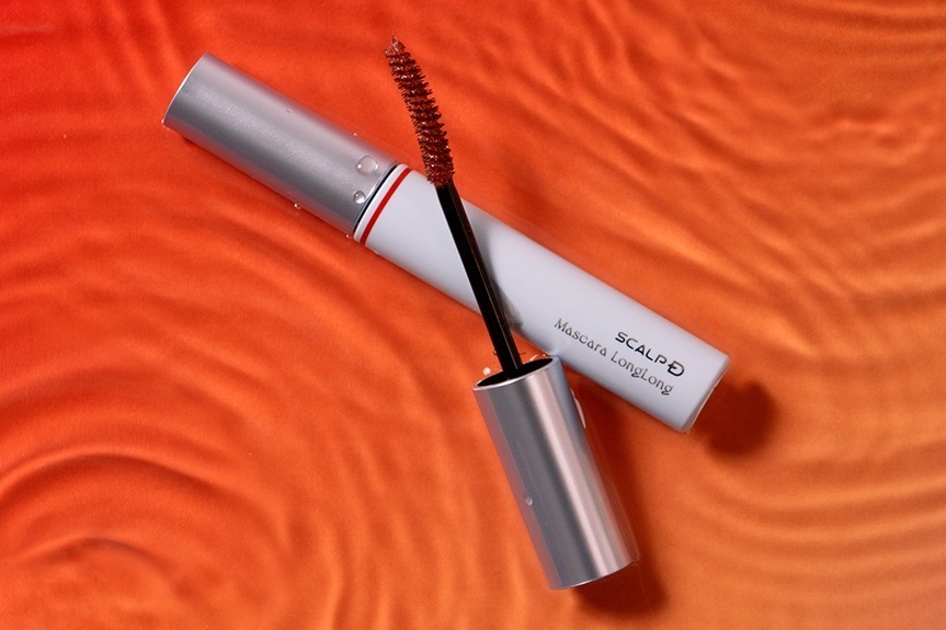 カラーマスカラ｜アンファー24年夏コスメ、“偏光パールきらめく”絶妙レッドブラウンの限定色カラーマスカラ