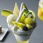 東京ステーションホテル「メロンパフェ」フレッシュなマスクメロンやレモンクランブルなど9層のパフェ｜写真3