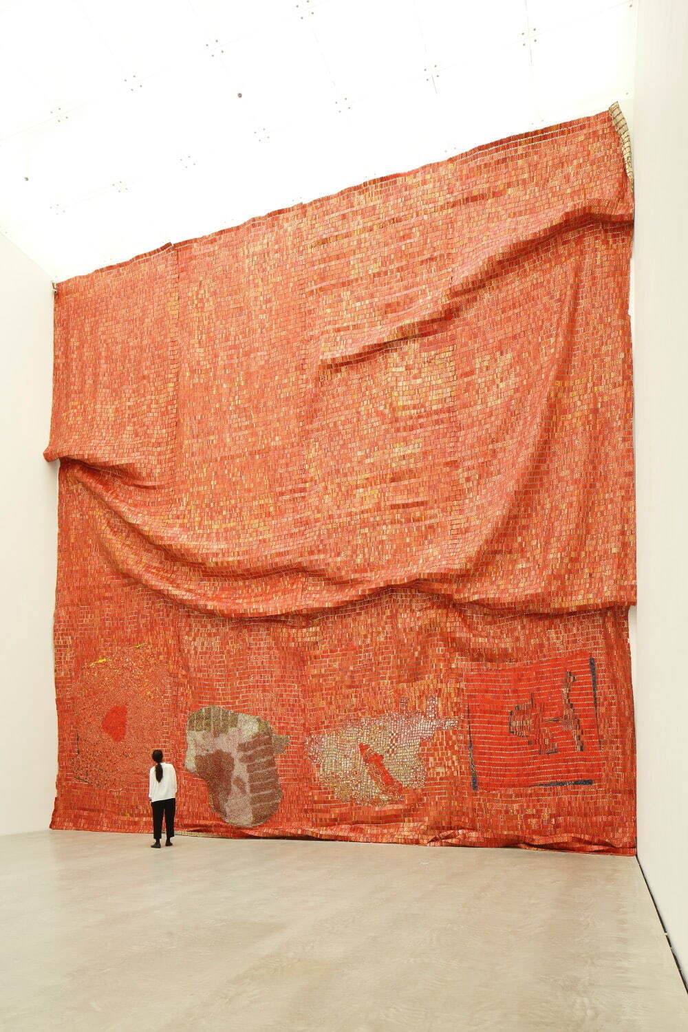 エル・アナツイ 《パースペクティブス》 2015年 金沢21世紀美術館蔵
©El ANATSUI photo: KIOKU Keizo