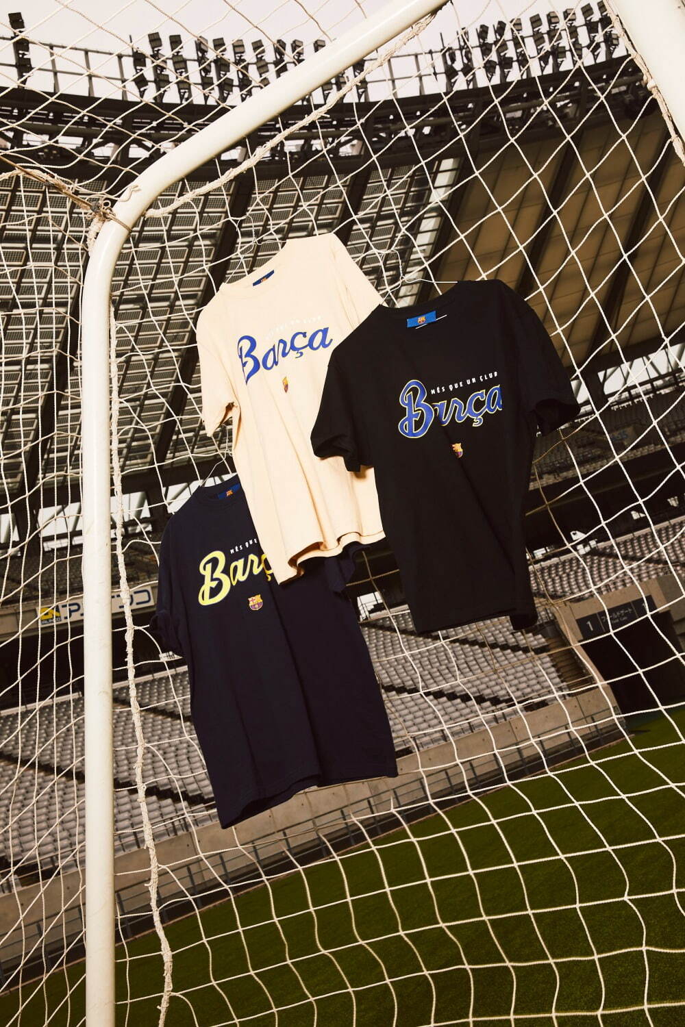 「FC バルセロナ」“紋章入り”Tシャツ＆背番号10番フーディーなど、イエンタウンマーケットで｜写真1