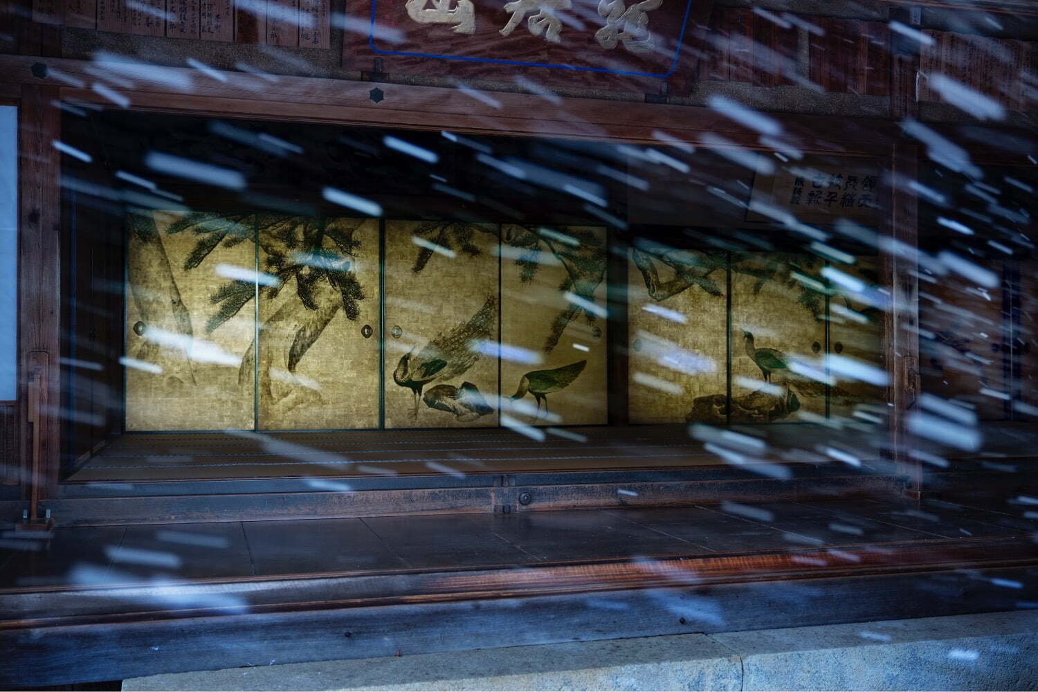 写真家・十文字美信の展覧会が銀座・資生堂ギャラリーで、“寺院の写真”大型インスタレーションを展開