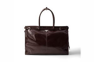 【新作】PRADA トライアングルモチーフ ラージレザー ウォレット プラダ コピー トライアングルモチーフ入り レザー 財布