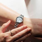 シチズン クロスシー“夏の日差し”着想の24年新作ウィメンズ腕時計、ダイヤモンド輝く白蝶貝ダイヤル｜写真3