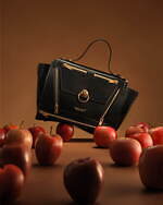 アンダーカバー“目玉×リング”のメタル輝く艶レザーのウィメンズミニショルダー＆ハンドバッグ｜写真3