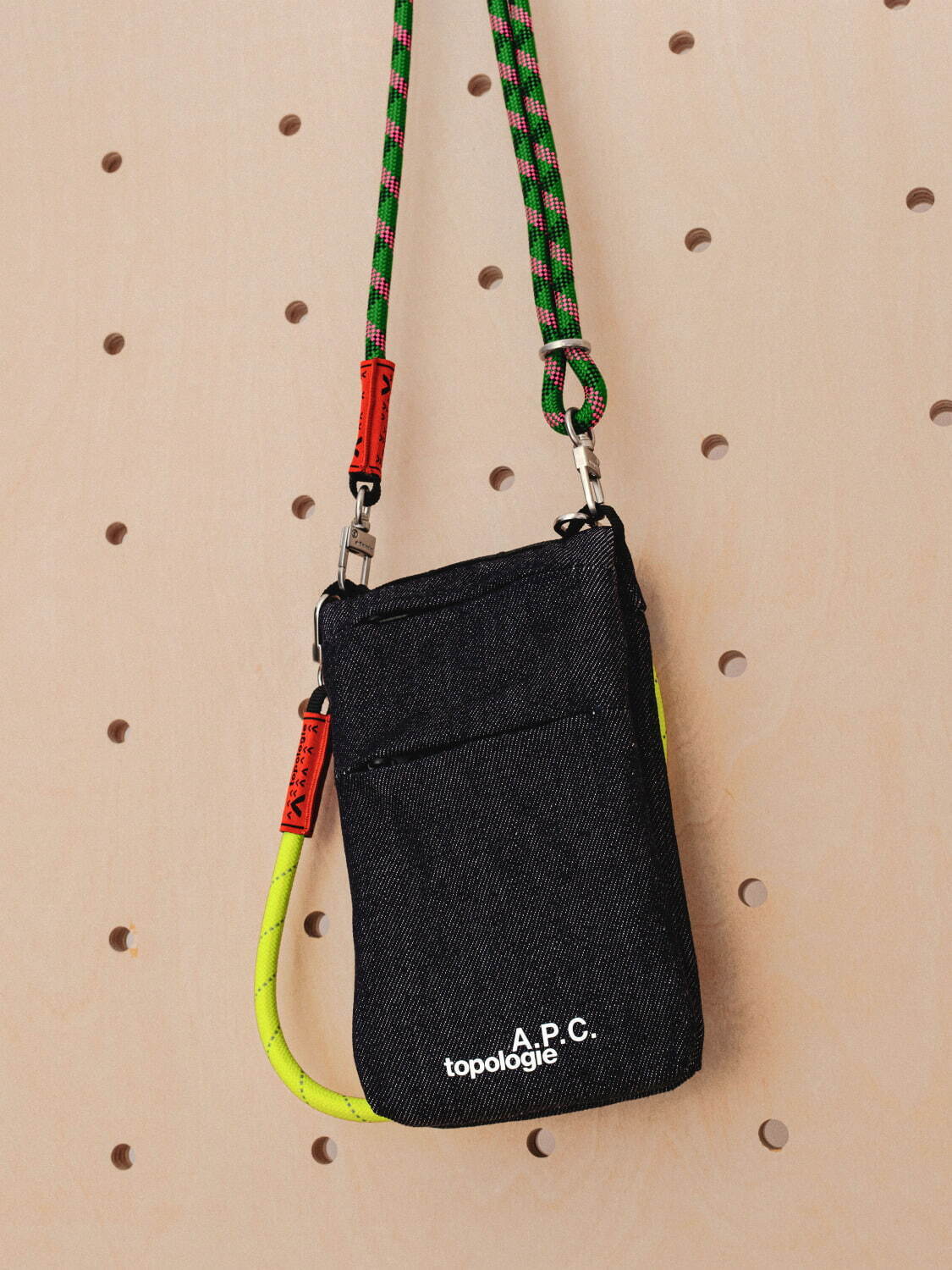 A.P.C.×トポロジー“インディゴデニム”のバッグやiPhoneケース