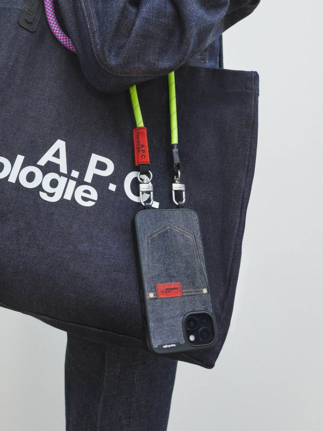 A.P.C.×トポロジー“インディゴデニム”のバッグやiPhoneケース A.P.C.×トポロジー“インディゴデニム”のバッグやiPhoneケース