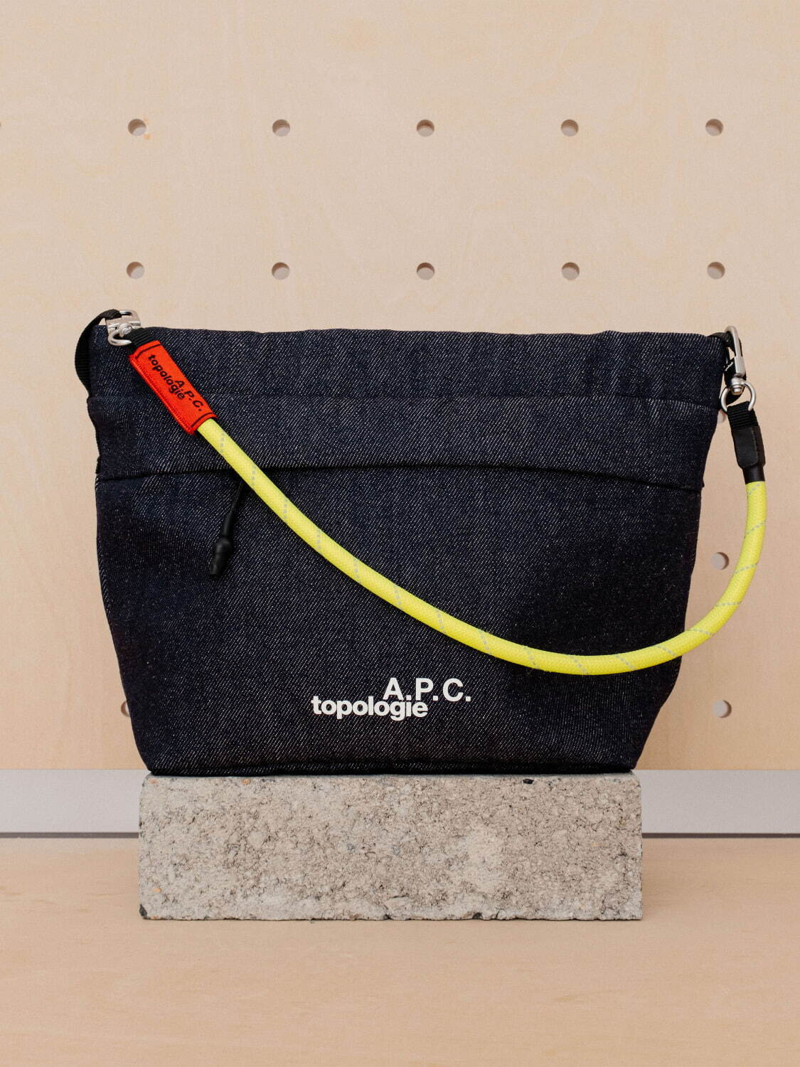A.P.C.×トポロジー“インディゴデニム”のバッグやiPhoneケース