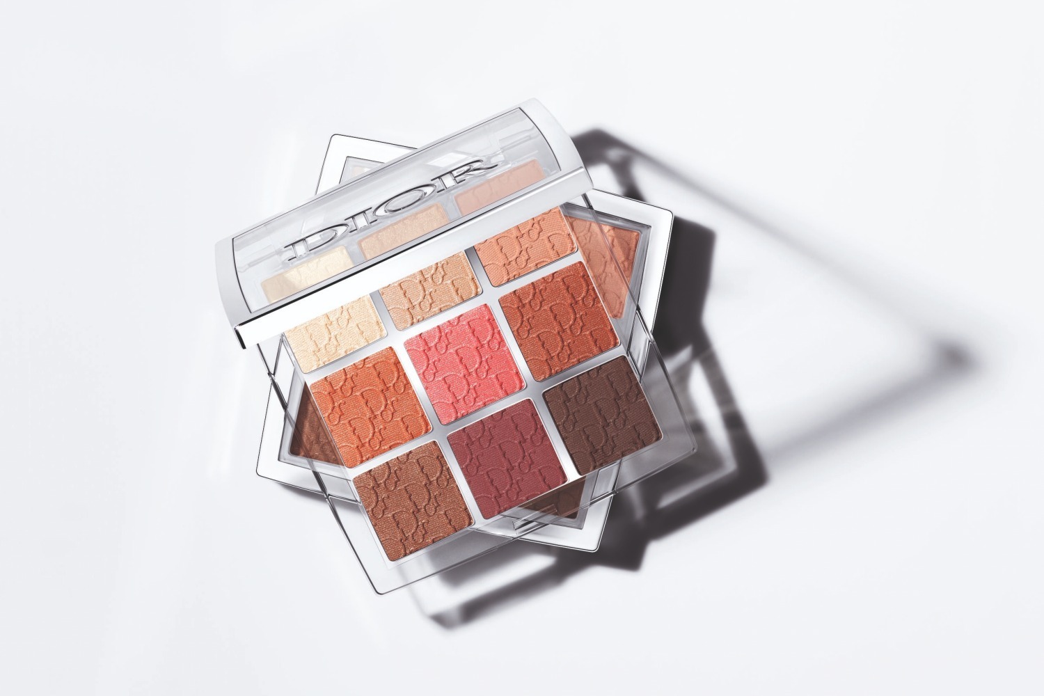 マットアイシャドウ｜ディオール バックステージ24年夏コスメ、人気の9色アイ パレットにコーラル系アイメイクを楽しむ新色