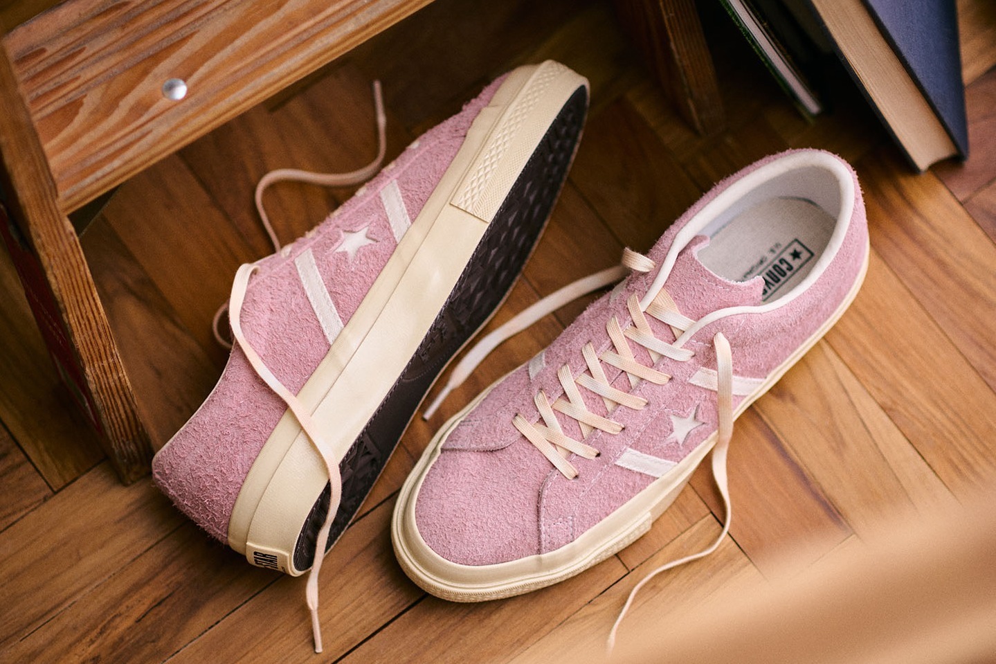 アンティーク・ヴィンテージ｜コンバース24年秋冬スニーカー「スター＆バーズ」ピンク×スエードアッパーでヴィンテージ風に