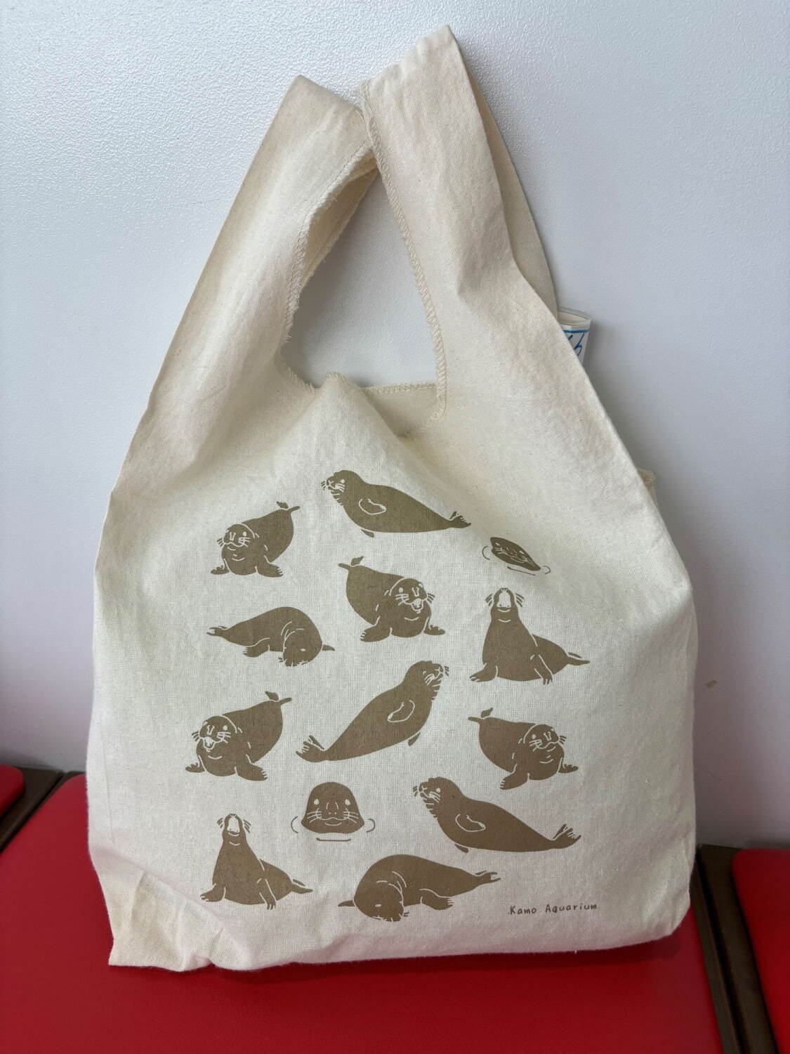 銀座ロフトに全国各地の水族館グッズが集結、コツメカワウソの刺繍ポーチやペンギンコップなど｜写真4
