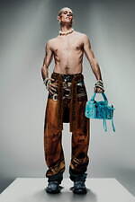 アクネ ストゥディオズ2025年春夏メンズコレクション - スーパーヒーローへの憧憬と郷愁｜写真1