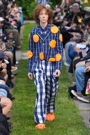 ウォルター ヴァン ベイレンドンク(Walter Van Beirendonck) 2025年春夏メンズコレクション  - 写真1