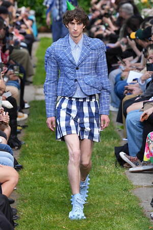 ウォルター ヴァン ベイレンドンク(Walter Van Beirendonck) 2025年春夏メンズコレクション  - 写真3