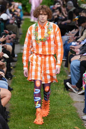 ウォルター ヴァン ベイレンドンク(Walter Van Beirendonck) 2025年春夏メンズコレクション  - 写真25