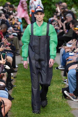 ウォルター ヴァン ベイレンドンク(Walter Van Beirendonck) 2025年春夏メンズコレクション  - 写真35