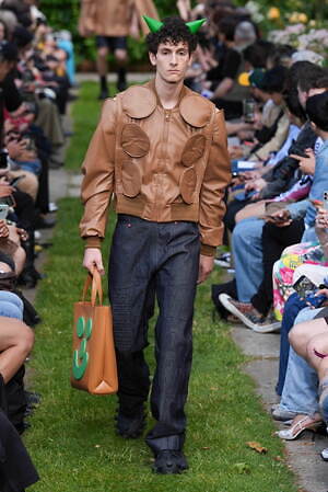 ウォルター ヴァン ベイレンドンク(Walter Van Beirendonck) 2025年春夏メンズコレクション  - 写真43