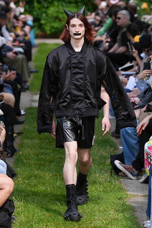 ウォルター ヴァン ベイレンドンク(Walter Van Beirendonck) 2025年春夏メンズコレクション  - 写真52