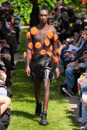 ウォルター ヴァン ベイレンドンク(Walter Van Beirendonck) 2025年春夏メンズコレクション  - 写真56