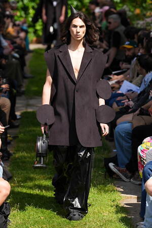 ウォルター ヴァン ベイレンドンク(Walter Van Beirendonck) 2025年春夏メンズコレクション  - 写真59