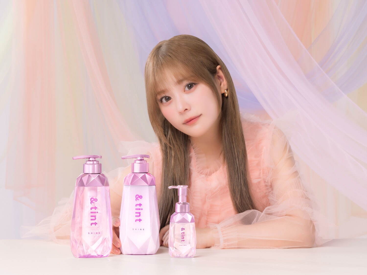 左から)アンドティント カラーシャイン シャンプー 415mL 1,540円、アンドティント カラーシャイン ヘアトリートメント 415g 1,540円、アンドティント カラーシャイン ヘアオイル 100mL 1,540円＜新製品＞