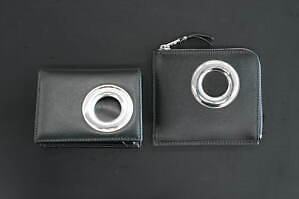 ウォレット・コム デ ギャルソン24秋冬レザーグッズ、黒ボディに大胆“ハトメ”の財布やミニポーチ｜写真12