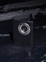 ウォレット・コム デ ギャルソン24秋冬レザーグッズ、黒ボディに大胆“ハトメ”の財布やミニポーチ｜写真8