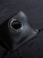 ウォレット・コム デ ギャルソン24秋冬レザーグッズ、黒ボディに大胆“ハトメ”の財布やミニポーチ｜写真6