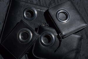 ウォレット・コム デ ギャルソン24秋冬レザーグッズ、黒ボディに大胆“ハトメ”の財布やミニポーチ