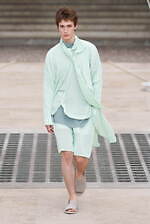 オム プリッセ イッセイ ミヤケ 2025年春夏コレクション - 風のダイナミズムが織りなす造形｜写真12