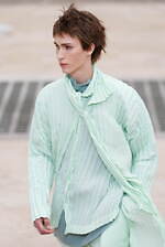 オム プリッセ イッセイ ミヤケ 2025年春夏コレクション - 風のダイナミズムが織りなす造形｜写真13