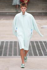 オム プリッセ イッセイ ミヤケ 2025年春夏コレクション - 風のダイナミズムが織りなす造形｜写真15