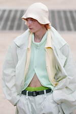 オム プリッセ イッセイ ミヤケ 2025年春夏コレクション - 風のダイナミズムが織りなす造形｜写真18