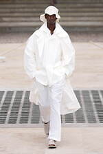 オム プリッセ イッセイ ミヤケ 2025年春夏コレクション - 風のダイナミズムが織りなす造形｜写真20