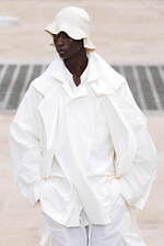 オム プリッセ イッセイ ミヤケ 2025年春夏コレクション - 風のダイナミズムが織りなす造形｜写真21