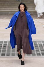 オム プリッセ イッセイ ミヤケ 2025年春夏コレクション - 風のダイナミズムが織りなす造形｜写真30