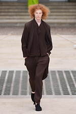 オム プリッセ イッセイ ミヤケ 2025年春夏コレクション - 風のダイナミズムが織りなす造形｜写真47