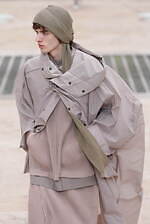 オム プリッセ イッセイ ミヤケ 2025年春夏コレクション - 風のダイナミズムが織りなす造形｜写真57