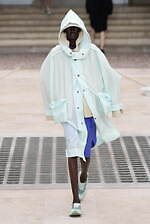 オム プリッセ イッセイ ミヤケ 2025年春夏コレクション - 風のダイナミズムが織りなす造形｜写真59