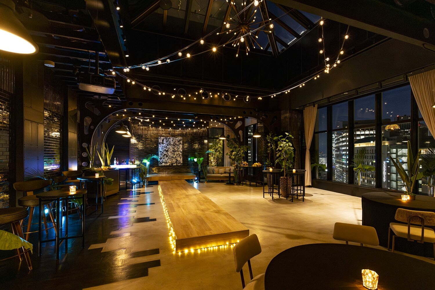 キンプトン新宿東京のルーフトップビアホール、夜景やDJサウンドとともにお酒を楽しむ夏イベント