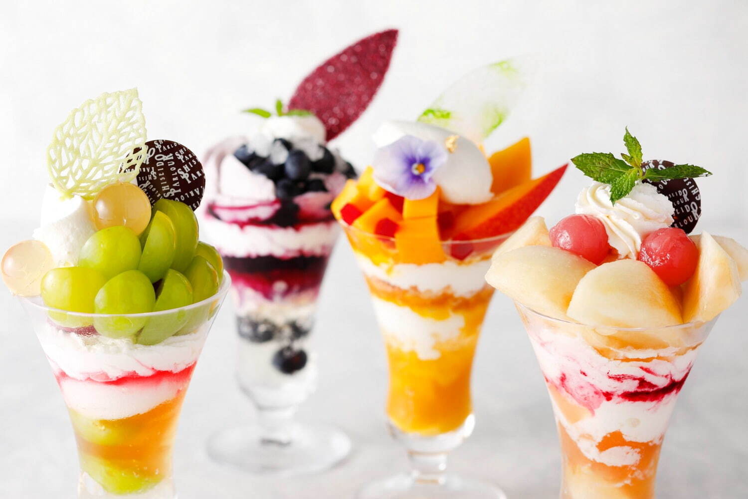 パフェ｜資生堂パーラー サロン・ド・カフェ ラゾーナ川崎店の夏パフェ、旬のマスカットや完熟マンゴーを主役に