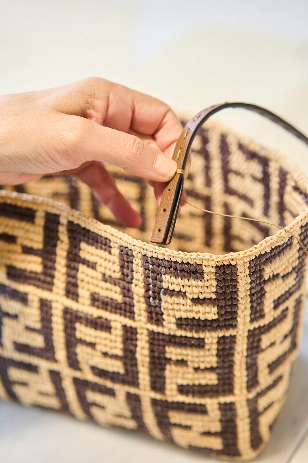 【FENDI】ロール スモール FFラフィア クロシェ クラッチ付 tote FENDI】ロール スモール FFラフィア クロシェ クラッチ付 tote
