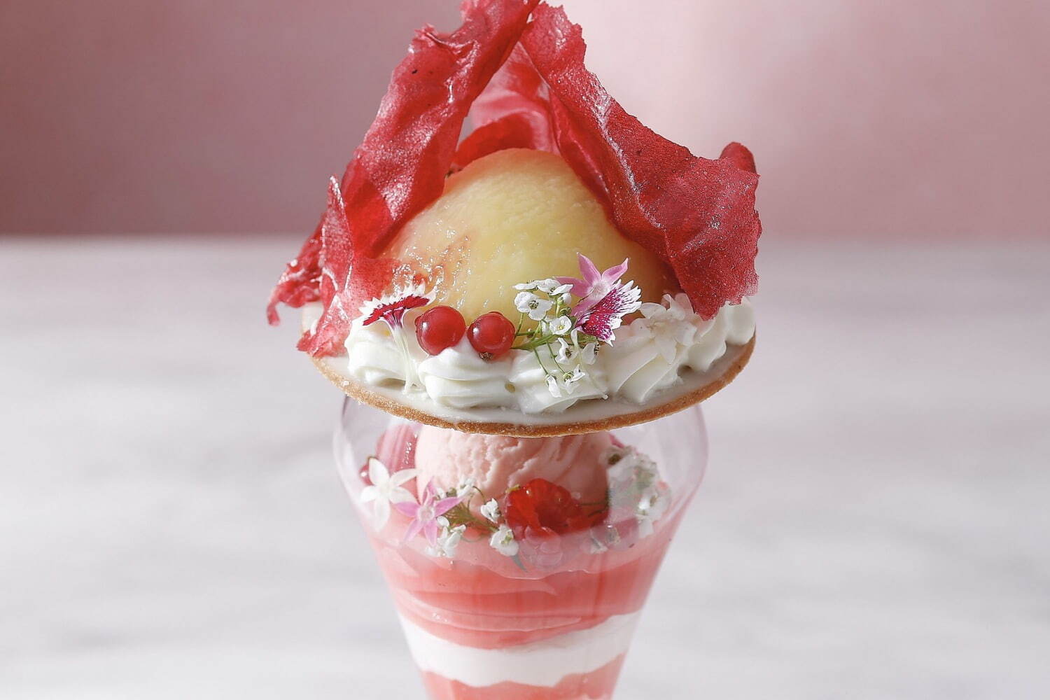 パフェ｜ホテル インターコンチネンタル 東京ベイの夏限定「白桃パフェ」旬の白桃を丸ごとひとつ