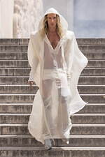 リック・オウエンス 2025年春夏メンズコレクション - 荘厳と素朴の不可思議な共存｜写真1