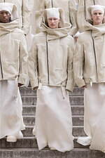 リック・オウエンス 2025年春夏メンズコレクション - 荘厳と素朴の不可思議な共存｜写真11