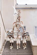 リック・オウエンス 2025年春夏メンズコレクション - 荘厳と素朴の不可思議な共存｜写真15