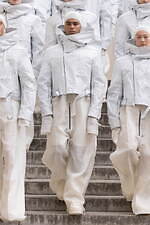 リック・オウエンス 2025年春夏メンズコレクション - 荘厳と素朴の不可思議な共存｜写真16