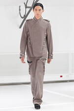 キコ コスタディノフ 2025年春夏メンズコレクション - 構造と装飾の交錯｜写真1