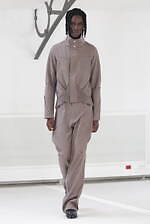 キコ コスタディノフ 2025年春夏メンズコレクション - 構造と装飾の交錯｜写真3